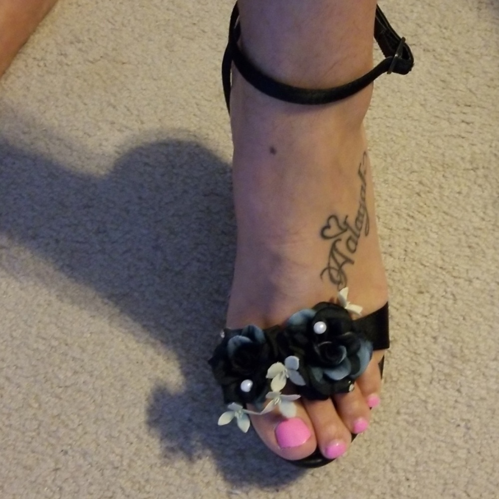 Sandles - Picture 2 of 3